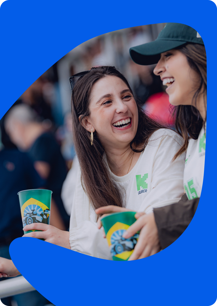 Torcedoras utilizando o cartão cashless no evento