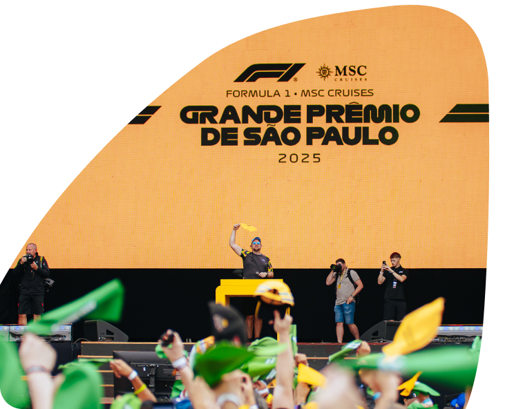 Palco e público da Fanzone