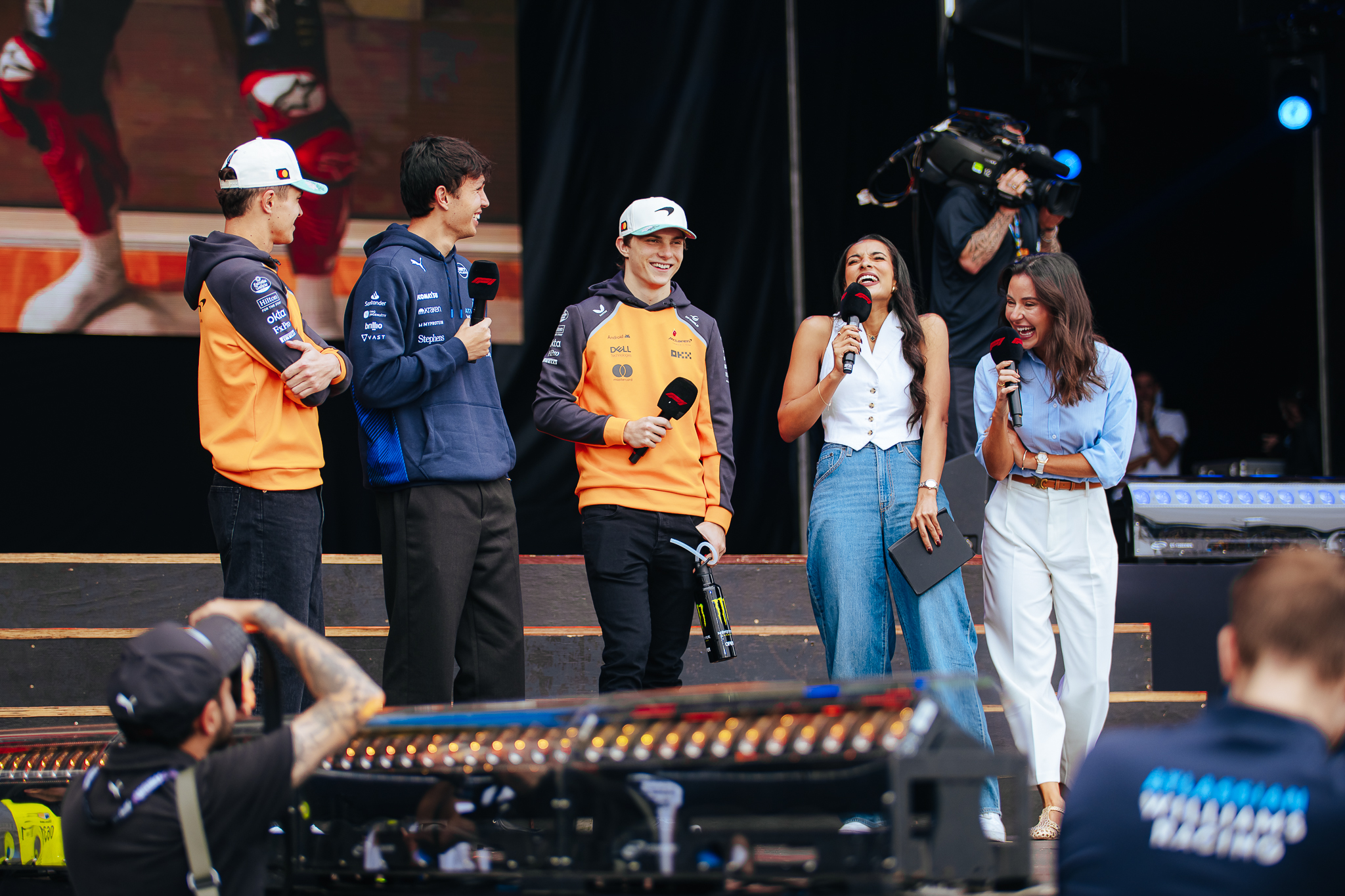 Pilotos no palco da Fanzone