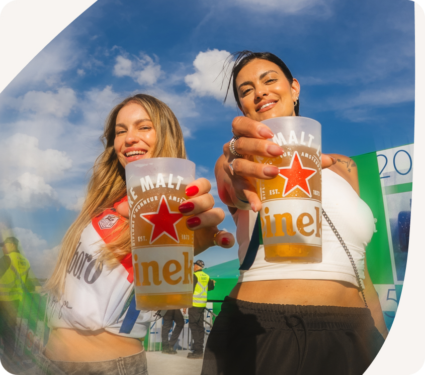 Visitantes no Heineken Village
