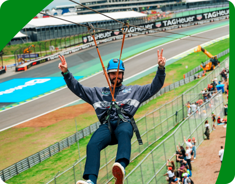 Visitante na tirolesa sobre o circuito de Interlagos