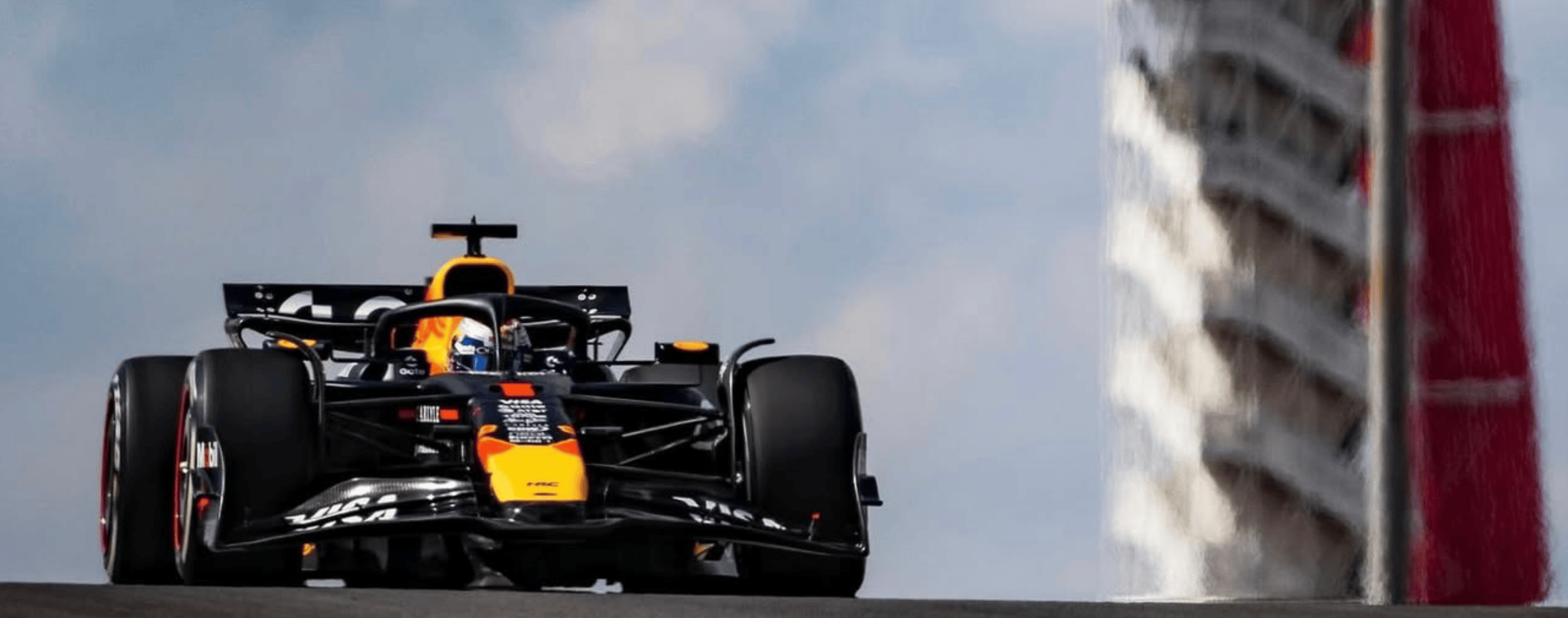 thumbnail McLaren com Max Verstappen no retrovisor