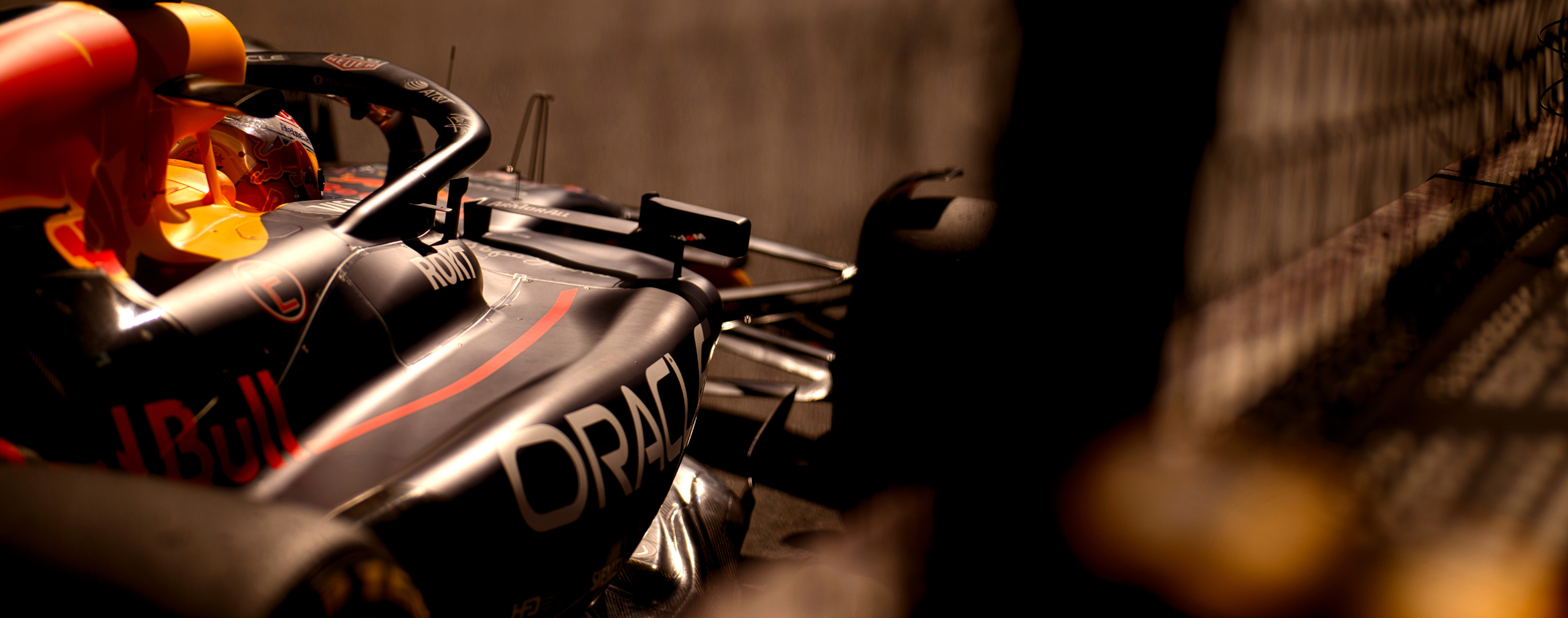 thumbnail A Fórmula 1 corre fora das pistas